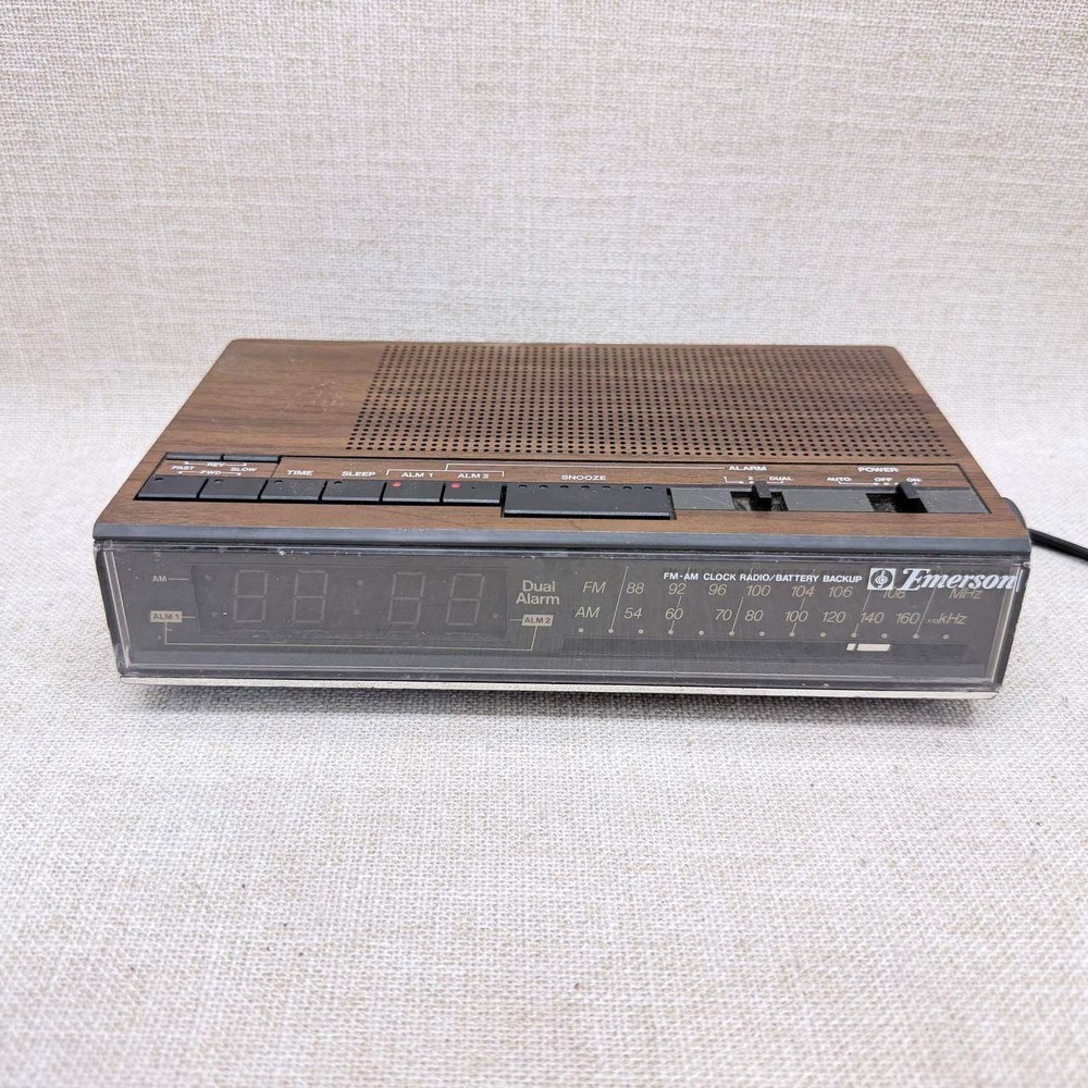 Vintage Emerson RED5675 Dual Alarm Clock Radio AM FM Wood Grain Finish